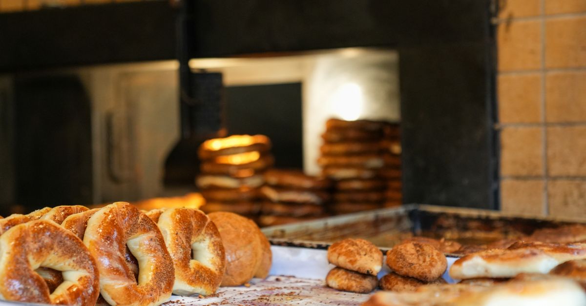 Delicious simit and bread freshly baked in a traditional Bursa bakery. Capturing the essence of Turkish cuisine.